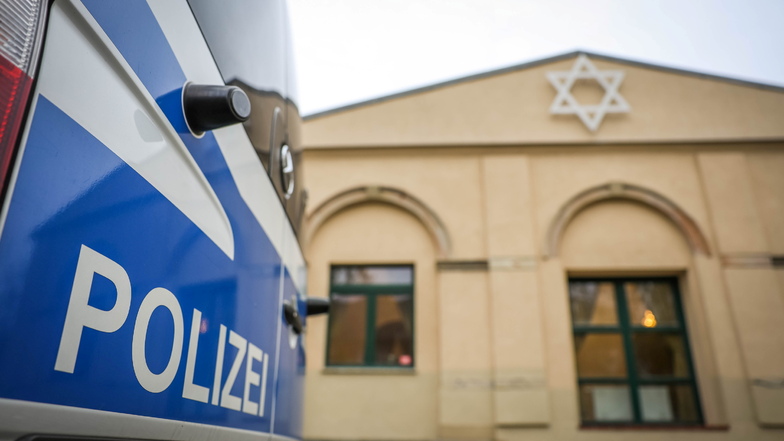 Die Synagoge Dresden-Neustadt wird rund um die Uhr von der Polizei bewacht.
