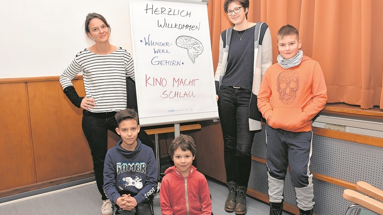 Diana Mehmel (links) und Franka Bergmann freuen sich gemeinsam mit den Kindern Konstantin, Alfons und Noah auf die Premiere von „Kino macht schlau.“