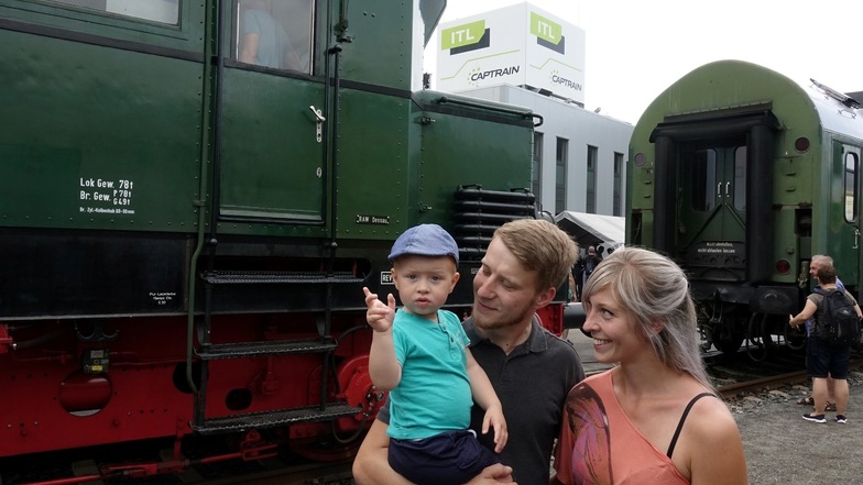 Katja und Thomas Maurens aus Polenz waren mit ihrem Sohn Friedrich (1,5) zu ITL gekommen, um Eisenbahn zu gucken.