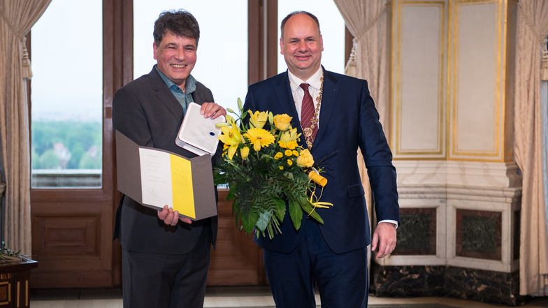 Marcel Beyer (l.) erhielt den Kunstpreis 2019 aus den Händen von Oberbürgermeister Dirk Hilbert.