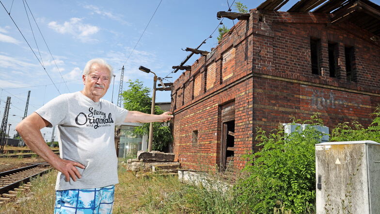 Peter Topplep zeigt auf die Ruine in seiner Nachbarschaft. Das frühere Toilettenhaus am Röderauer Bahnhof hat schon bessere Zeiten erlebt.