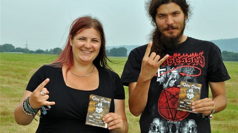Viktoria Kanzler (l.) und Christoph Wellm, beide engagiert im neugegründeten Verein „MeDDal Heads“ aus Dresden, freuen sich schon auf das bevorstehende Metalfestival Odin Storm.