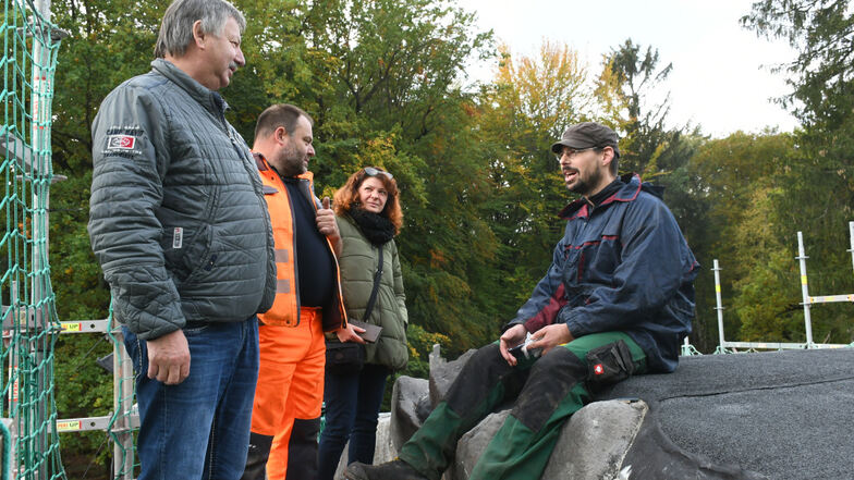 Bürgermeister Dietmar Noack (links) bestieg beim Parkseminar mit Teilnehmern einer Führung sogar die Rakotzbrücke. Das wird künftig nicht mehr möglich sein.