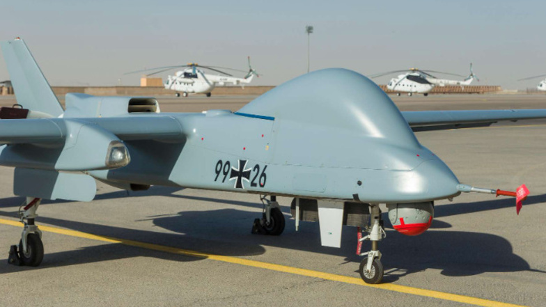 In Afghanistan setzte die Bundeswehr unbewaffnete Drohnen ein. Mit Blick auf mögliche künftige Kampfeinsätze wird diskutiert, ob Deutschland auch bewaffnete Drohnen besitzen sollte.