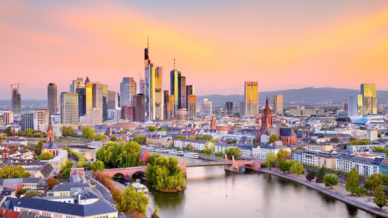 Frankfurt am Main Blick über den Main auf die Skyline