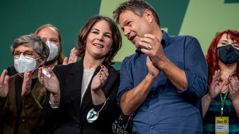 Die bisherigen Grünen-Parteichefs Annalena Baerbock und Robert Habeck werden wohl als Minister in eine neue Regierung mit SPD und FDP ziehen.