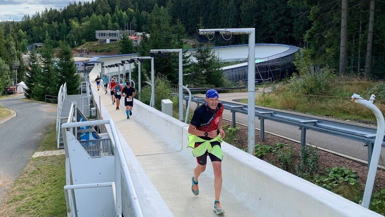 Sieben Kilometer Waldlauf und dann das! Der Anstieg in der Betonröhre gibt garantiert nicht nach.