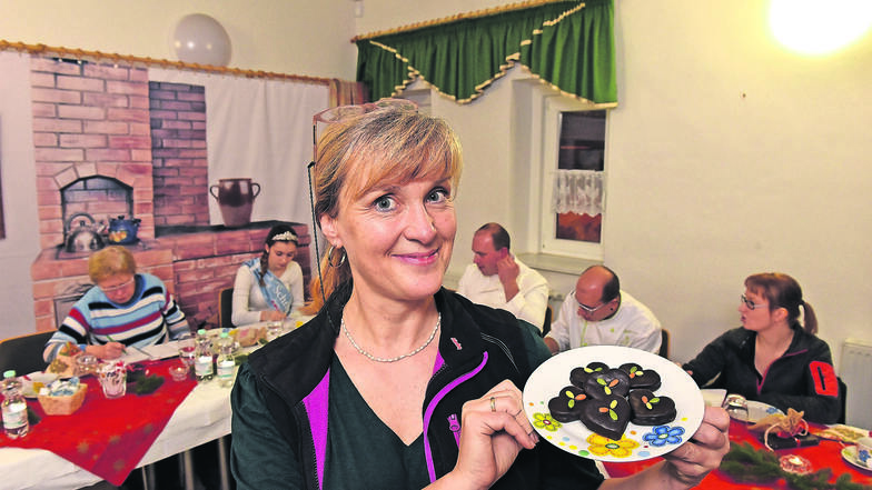 Petra Oertel vom Tourist-Info-Büro Altenberg präsentierte der Jury in dieser Woche Kostprobe für Kostprobe, die Hobby-Bäcker zum Plätzchen-Wettbewerb eingereicht hatten.