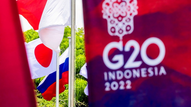 Nusa Dua: Die Flagge Russlands weht neben der von Japan vor dem Medienzentrum des G20-Gipfels.