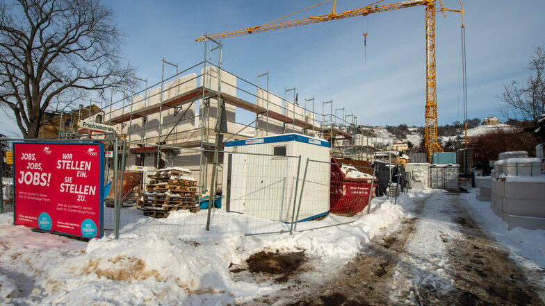 Unter dem Schnee ist derzeit nicht zu erkennen, dass Baucontainer, Kran und Baumaterial auf der Friedsteinstraße stehen. Sie wurde für die Baustelle „Quartier Wackerbarth“ gesperrt.