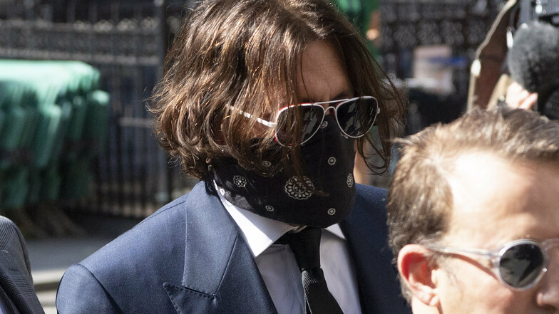 Johnny Depp (r) am Dienstag vor dem High Court in London.
