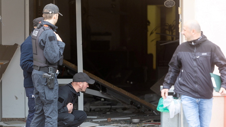 Nach dem Überfall auf die Sparkassenfiliale untersucht die Polizei den Tatort.
