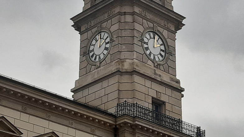 Normalerweise ist auf die Zeitangabe der Rathausuhr Verlass. Doch derzeit fehlt der Service, welche Stunde es geschlagen hat.