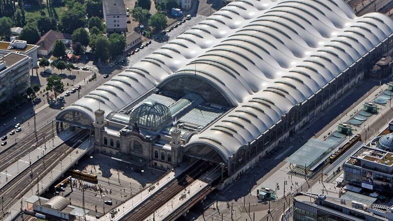 Der Dresdner Hauptbahnhof wurde 1898 vollendet und im Zweiten Weltkrieg zerstört. 1951 begann der Wiederaufbau.
