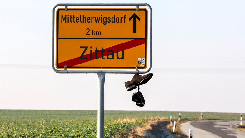 Seit Montag hängen Schuhe am Zittauer Ortsausgangsschild an der Herwigsdorfer Straße Richtung Mittelherwigsdorf.