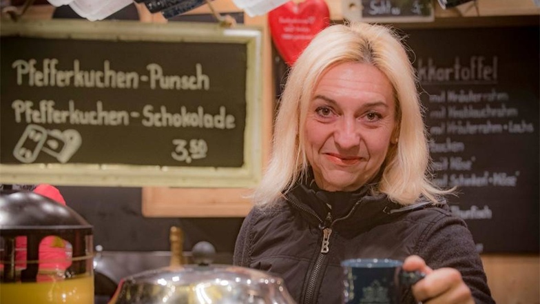 Die Glühwein-Spezialistin Ihren 27. Markt bestreitet Katrin Hantsche aus Großröhrsdorf. Sie hat rund zehn Glühweinsorten im Angebot. An ihrem Stand können die Gäste auch bei Schnee und Regen im Trockenen genießen.