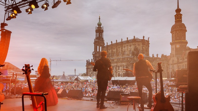Ein Blick in andere Zeiten - Katrin Wettin und ihr Ensemble auf der großen Bühne zum Stadtfest auf dem Dresdner Theaterplatz.