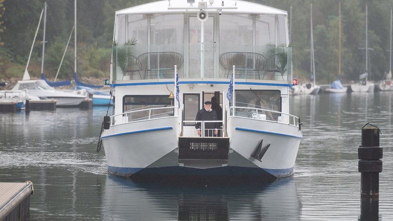 Das Fahrgastschiff, dass im Hafen Görlitz liegt, kann ablegen.