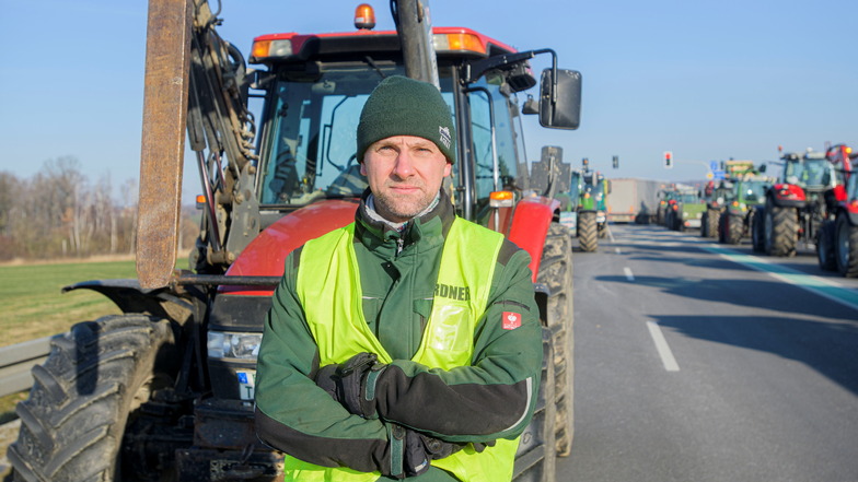 Sieht sich mit Bürokratie, Massenimporten und verzögerten Subventionszahlungen konfrontiert: Landwirt Tino Rüdiger aus Seeligstadt; hier bei einem Protest an der  Autobahnauffahrt Pulsnitz.