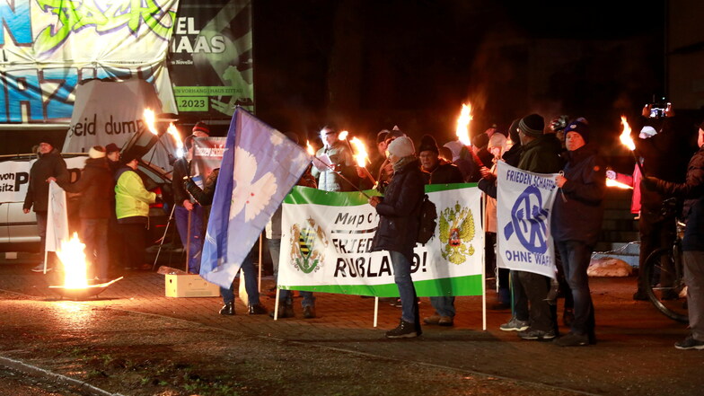 Pegida-Demo vor dem Zittauer Theater am 2. Februar. Diese Art von Veranstaltungen werden von den Verfassungsschützern genau registriert.