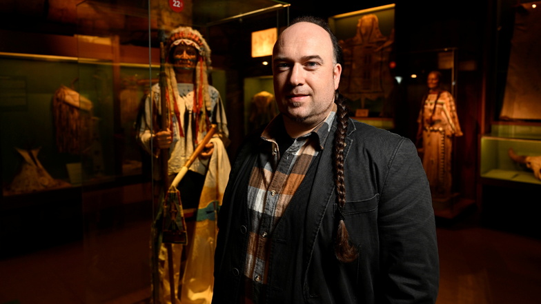 Robin Leipold ist Wissenschaftlicher Direktor des Karl-May-Museums in Radebeul. Das Museum befasst sich nicht nur mit dem Schriftsteller, sondern mit der Geschichte der Indianer Nordamerikas.