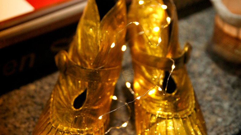 Goldene Schuhe im Schmuckgeschäft – ein Hingucker.