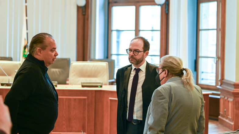 Der ehemalige MDR-Moderator Carsten Weidling (l-r) spricht im Gerichtssaal des Landgerichts Leipzig mit Ulrich Wehner, Verteidiger von Ex-MDR-Unterhaltungschef Foth, und einer Kollegin von Wehner.