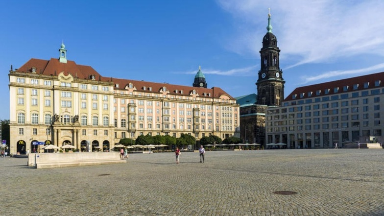 Der Dresdner Altmarkt muss ausgerissen werden. Der Stadtrat hat sich für eine teure Variante entschieden.
