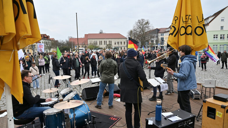Gut 200 Leute demonstrierten Sonntagnachmittag auf dem Markt. Hier spielte auch die Band „Skaprifischer“.