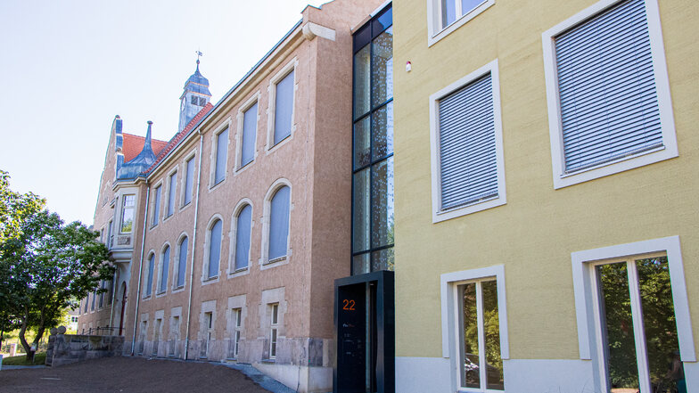Das historische Schulhaus in der Urnenstraße in Lockwitz hat einen modernen Anbau bekommen.
