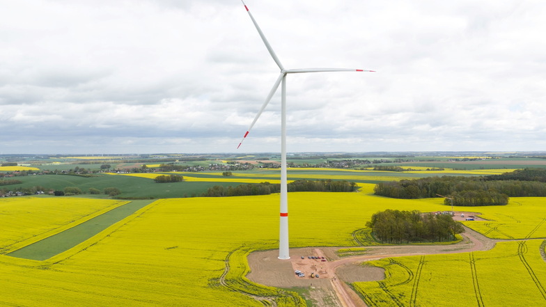 Das höchste Windrad Sachsens steht im Landkreis Mittelsachsen. Die Windkraftanlage der Leipziger Stadtwerke ist rund 250 Meter hoch und produziert jährlich genug Energie für 4.600 Haushalte. Foto: Sebastian Kahnert/dpa