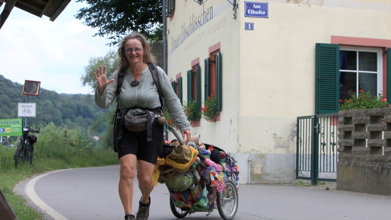 Jyoti Vennix aus Brüssel wandert mit ihrem Wägelchen durch Europa und macht in Pirna Station.