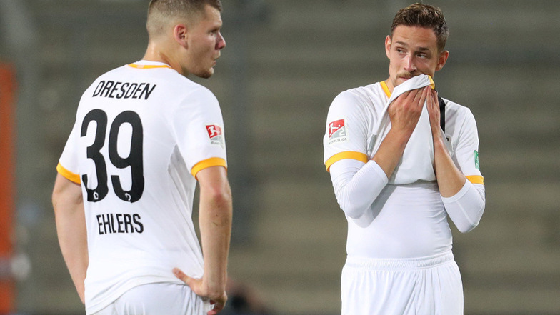 Erschöpft, enttäuscht, ernüchtert: Kevin Ehlers (l.) und Jannik Müller sind nach Dynamos 0:4-Klatsche in Bielefeld konsterniert.