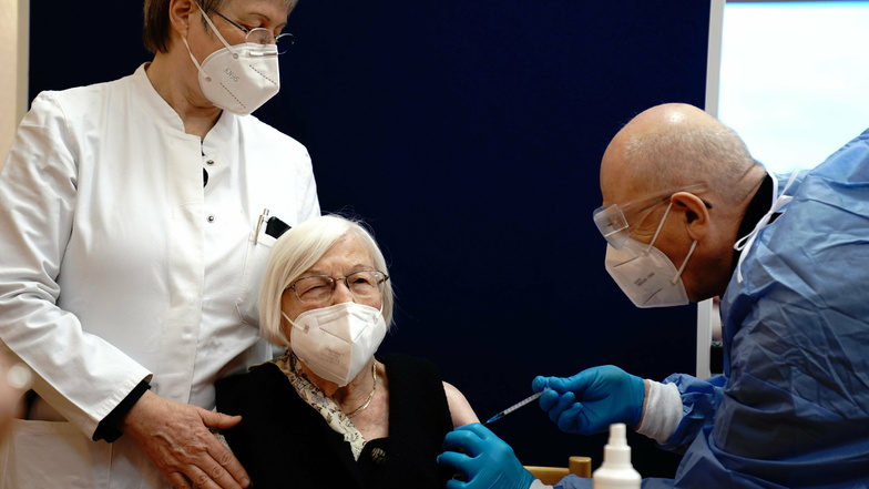 Die 101-jährige Gertrud Haase (M) wird in einem Berliner Pflegeheim gegen das Coronavirus geimpft. Am Sonntag haben die Corona-Impfungen mit dem Covid-19 Impfstoff von Biontech/Pfizer in Deutschland begonnen.