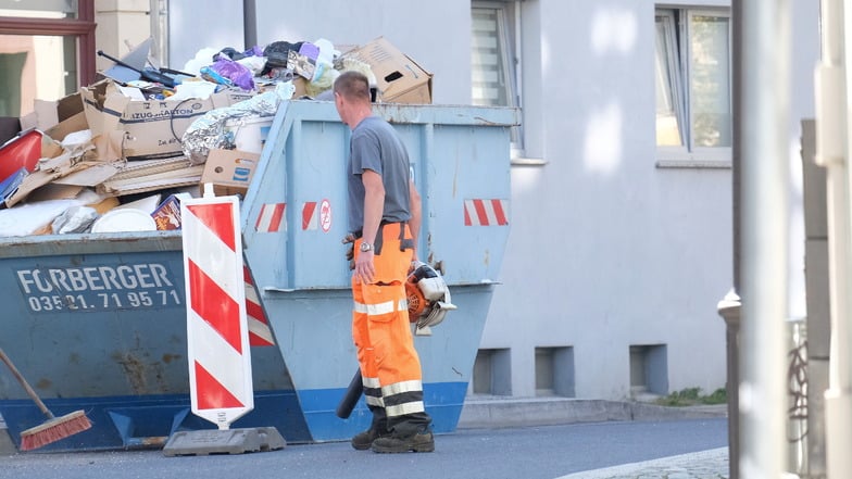 Die Stadt beräumt den Müllhaufen am Hahnemannsplatz.