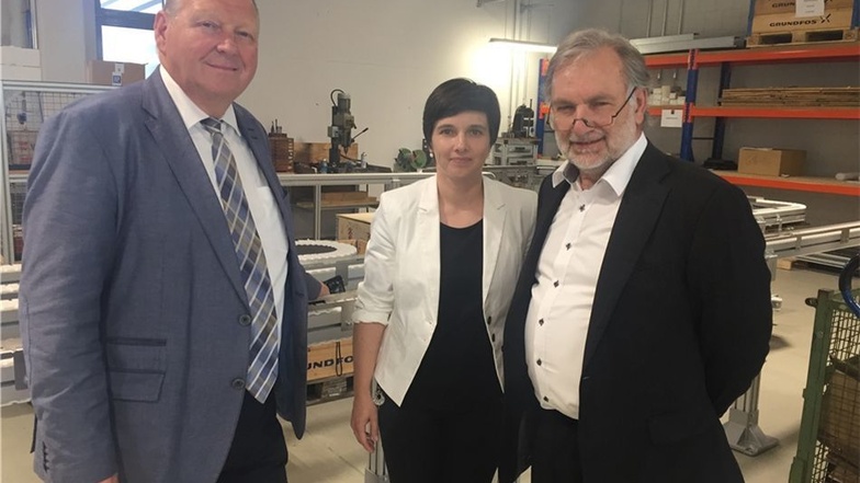 Klaus Brähmig mit den EKF-Geschäftsführern Franziska Würz und Hannes Jahn im Freitaler Technologiezentrum. Wunschlos glücklich mit der Politik sind die Firmenchefs nicht.
