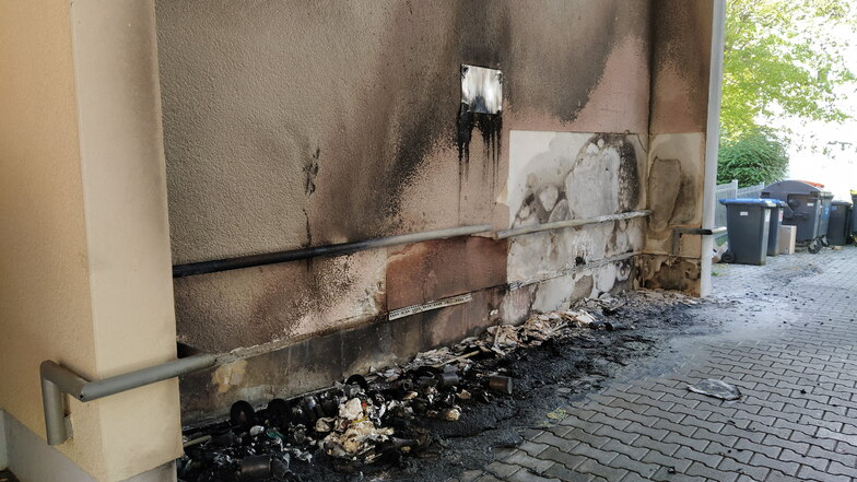Im Durchgang zum Hinterhof der Fronstraße in Döbeln haben am frühen Sonntagmorgen Mülltonnen gebrannt.