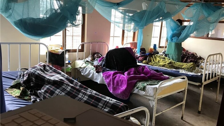 Die Patientenzimmer sind Schlafsäle für 16 Leute oder mehr, auch die Angehörigen der Kranken übernachten oft hier.