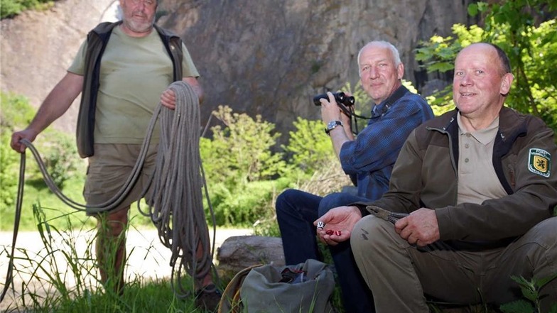 Im Foto von links nach rechts: Der Wanderfalken-Verantwortliche Ulrich Augst sowie Torsten Peters und Peter Reuße vom Landratsamt Meißen.