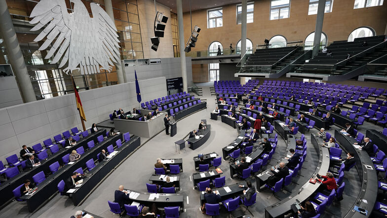 Die Abgeordneten debattieren im Plenarsaal im Bundestag.