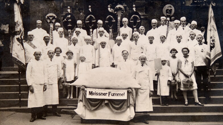 Zum 1.000. Jubiläum der Stadt gab es 1929 eine Riesen-Fummel. Zu sehen sind außerdem die Mitglieder der Bäckerinnung.
