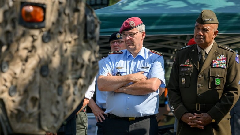 Alfons Mais (l.), Generalleutnant und Inspekteur des Heeres der Bundeswehr, und General Darryl Williams, Oberbefehlshaber im Hauptquartier der US-Armee in Wiesbaden, nahmen beim Treffen in der Offiziersschule teil.