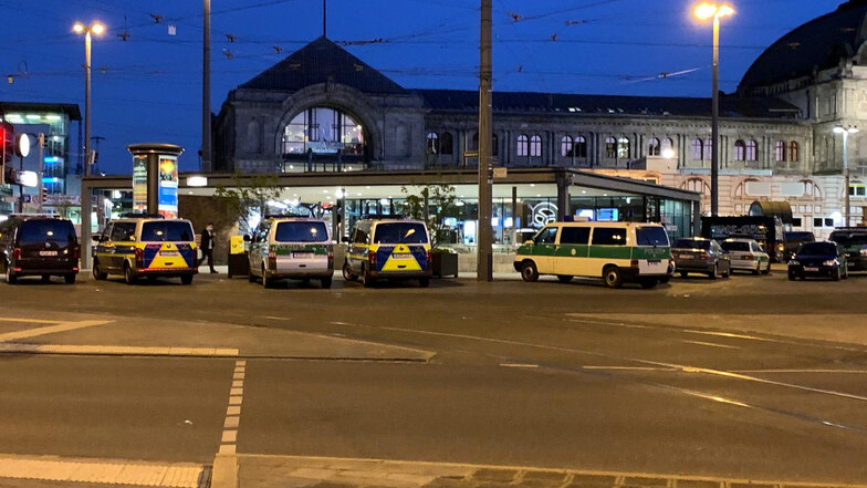 Zahlreiche Streifenwagen und Zivilfahrzeuge der Polizei stehen auf dem Platz vor dem Hauptbahnhof in Nürnberg. Dort haben sich 40 Jugendliche offenbar gezielt für eine Massenschlägerei verabredet.