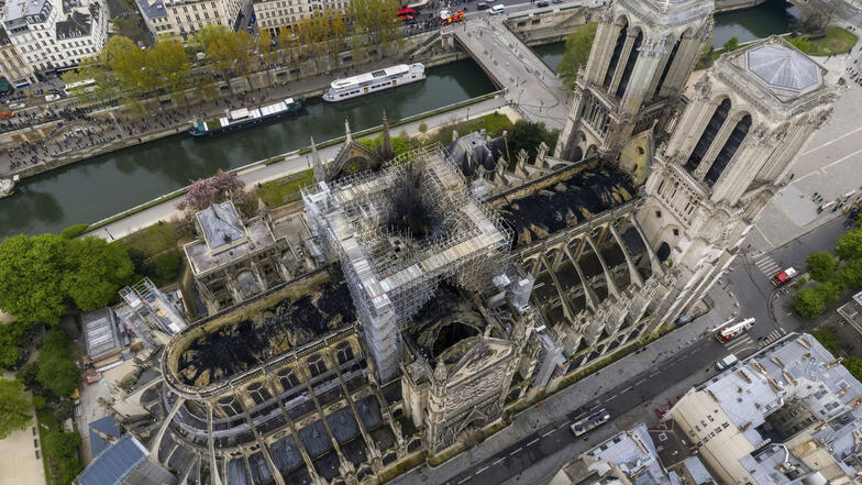 Eine Luftaufnahme von Notre-Dame zeigt die Brandschäden.