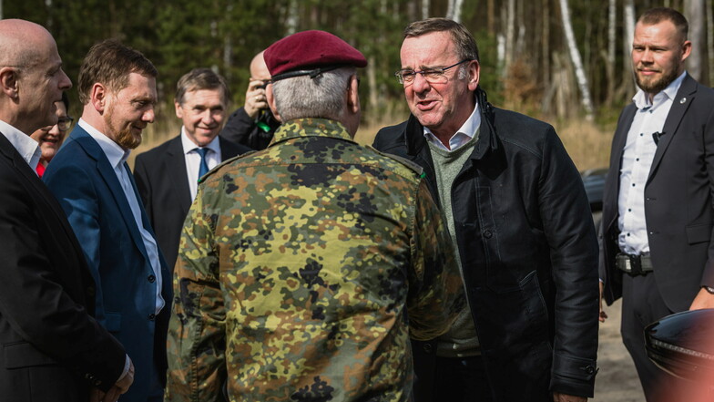 In Bernsdorf traf Bundesverteidigungsminister Boris Pistorius auf Oberst Popielas, den Kommandeur des Landeskommandos Sachsen.