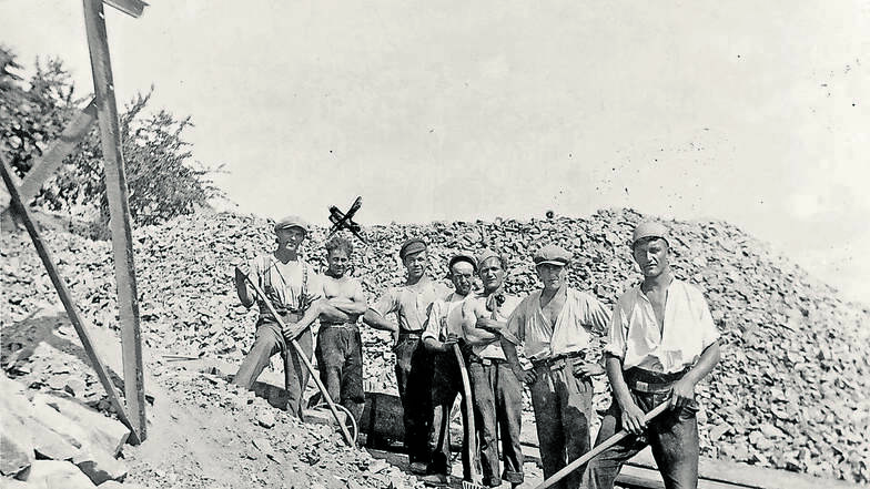 Bruno Kühne (auf dem Foto mit Kreuz) hat in der Zeit der Weltwirtschaftskrise ab Ende der 1920er Jahre in einem der Steinbrüche unterhalb von Meißen gearbeitet. Foto: privat