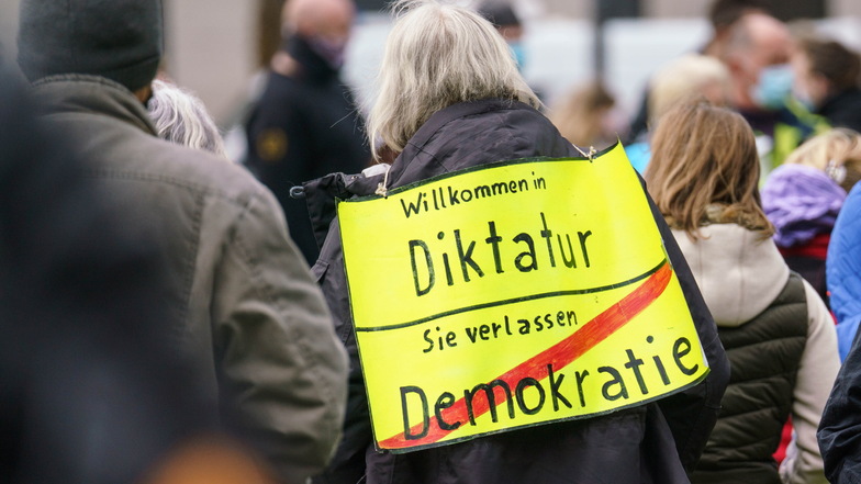"Querdenker" geht auf Fotoreporter in Dresden los und will Strafbefehl nicht akzeptieren