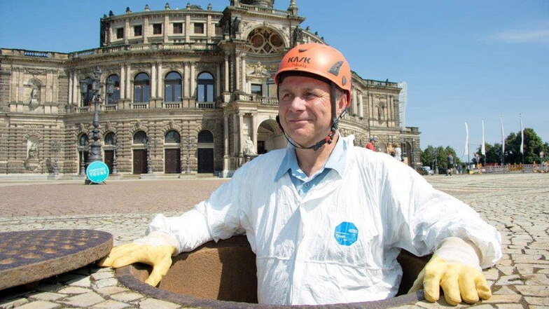 Kanalnetzchef Frank Männig von der Stadtentwässerung steigt wieder aus Dresdens ältestem Kanal hinauf. Der wurde zu der Zeit angelegt, als italienische Handwerker die Hofkirche bauten. Denn auf dem heutigen Theaterplatz hatten sie ihr "Italienisches Dörfc