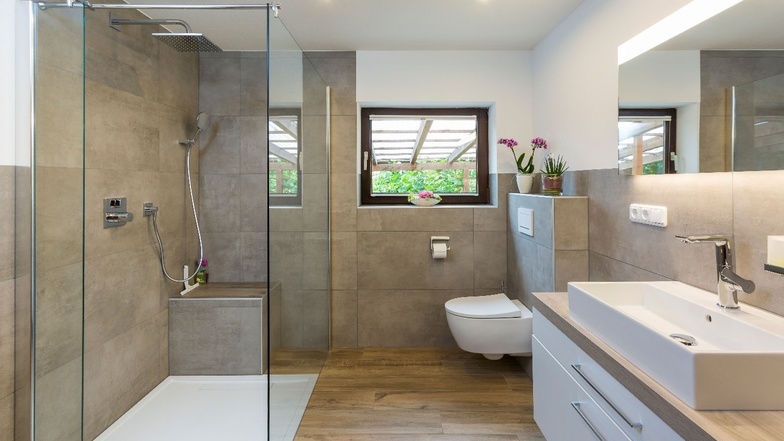 Großformatige Bodenplatten liegen im Trend: Sie sind edel und lassen das Bad optisch größer werden.