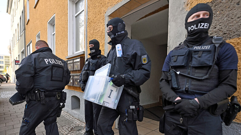 In Thüringen, Sachsen und Sachsen-Anhalt ist die Bundespolizei gegen eine Gruppe von mutmaßlichen Schleusern vorgegangen. Insgesamt elf Wohnungen wurden am Mittwochmorgen durchsucht.
